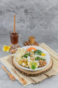 Colorful Gado-Gado salad with fresh veggies, eggs, and peanut sauce, perfect for a healthy meal.